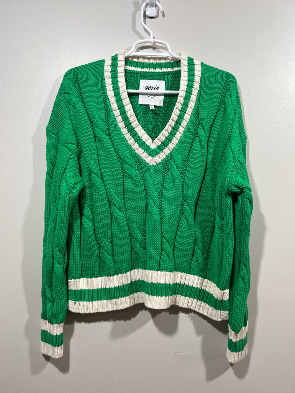 Aerie Green Cable-Knit V-Neck Sweater with Ivory Trim Size Small